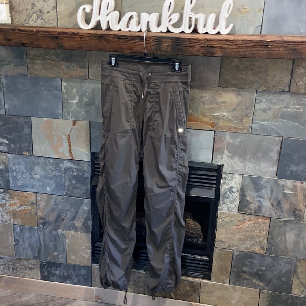 0122 Lululemon women’s studio pant. III regular size 6